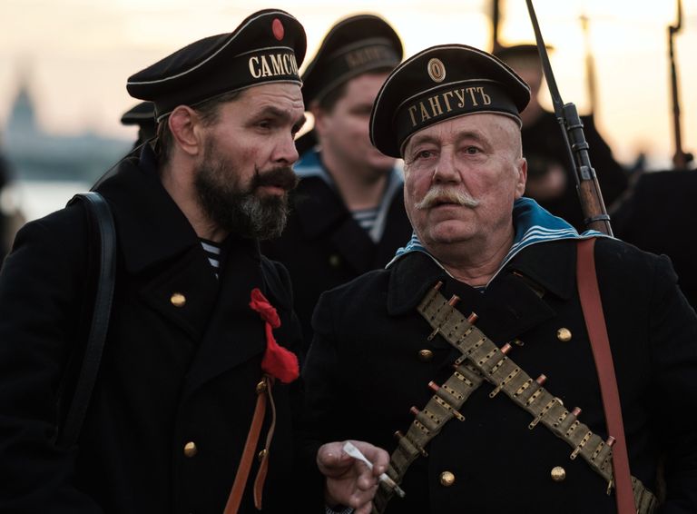 Участники интерактивной исторической реконструкции Петроград 1917, посвященной 100-летию Октябрьской революции, в Санкт-Петербурге Участники интерактивной исторической реконструкции Петроград 1917, посвященной 100-летию Октябрьской революции, в Санкт-Петербурге