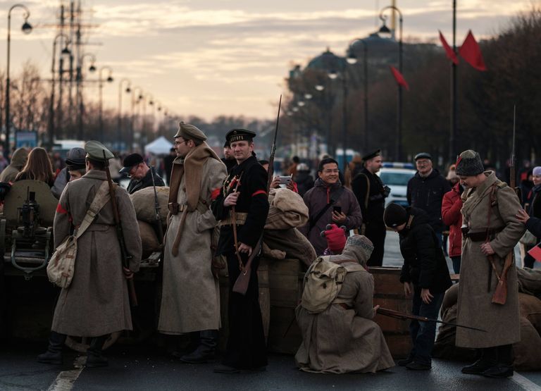 Участники интерактивной исторической реконструкции Петроград 1917, посвященной 100-летию Октябрьской революции, в Санкт-Петербурге Участники интерактивной исторической реконструкции Петроград 1917, посвященной 100-летию Октябрьской революции, в Санкт-Петербурге