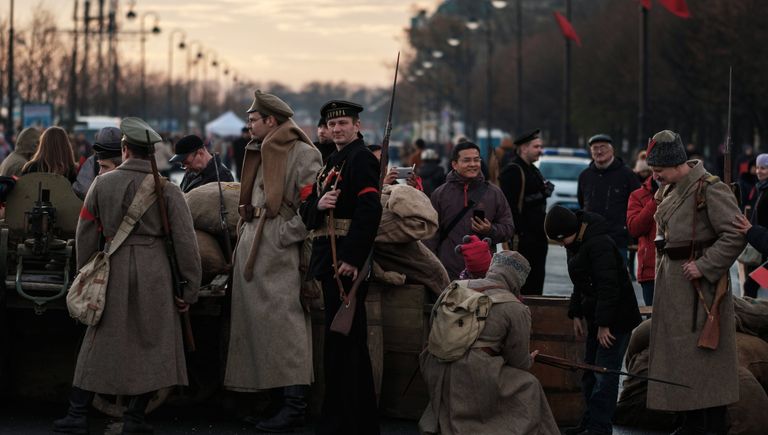 Участники интерактивной исторической реконструкции Петроград 1917, посвященной 100-летию Октябрьской революции, в Санкт-Петербурге Участники интерактивной исторической реконструкции Петроград 1917, посвященной 100-летию Октябрьской революции, в Санкт-Петербурге