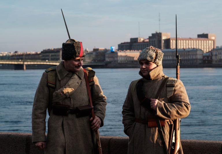 Участники интерактивной исторической реконструкции Петроград 1917, посвященной 100-летию Октябрьской революции, в Санкт-Петербурге Участники интерактивной исторической реконструкции Петроград 1917, посвященной 100-летию Октябрьской революции, в Санкт-Петербурге
