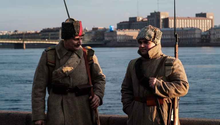 Участники интерактивной исторической реконструкции Петроград 1917, посвященной 100-летию Октябрьской революции, в Санкт-Петербурге Участники интерактивной исторической реконструкции Петроград 1917, посвященной 100-летию Октябрьской революции, в Санкт-Петербурге