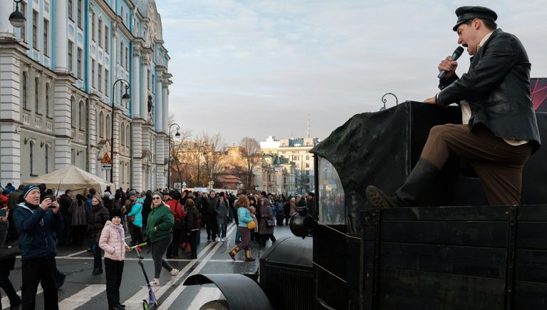 Участники интерактивной исторической реконструкции Петроград 1917, посвященной 100-летию Октябрьской революции, в Санкт-Петербурге Участники интерактивной исторической реконструкции Петроград 1917, посвященной 100-летию Октябрьской революции, в Санкт-Петербурге