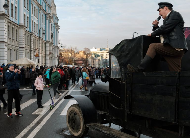 Участники интерактивной исторической реконструкции Петроград 1917, посвященной 100-летию Октябрьской революции, в Санкт-Петербурге Участники интерактивной исторической реконструкции Петроград 1917, посвященной 100-летию Октябрьской революции, в Санкт-Петербурге