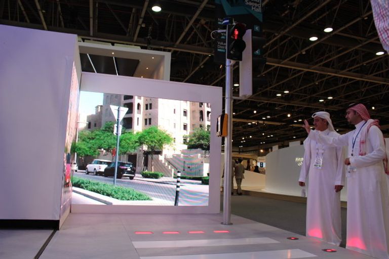 Умный пешеходный переход на выставке GITEX-2017 в Дубае Умный пешеходный переход на выставке GITEX-2017 в Дубае