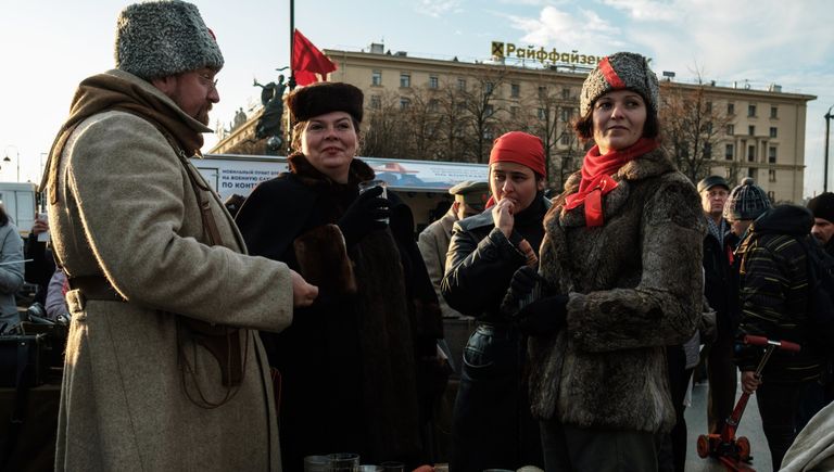 Участники интерактивной исторической реконструкции Петроград 1917, посвященной 100-летию Октябрьской революции, в Санкт-Петербурге Участники интерактивной исторической реконструкции Петроград 1917, посвященной 100-летию Октябрьской революции, в Санкт-Петербурге