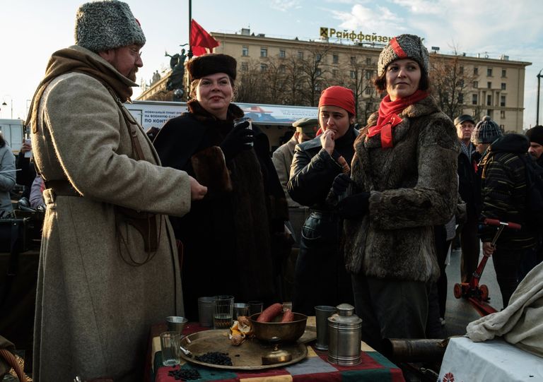 Участники интерактивной исторической реконструкции Петроград 1917, посвященной 100-летию Октябрьской революции, в Санкт-Петербурге Участники интерактивной исторической реконструкции Петроград 1917, посвященной 100-летию Октябрьской революции, в Санкт-Петербурге