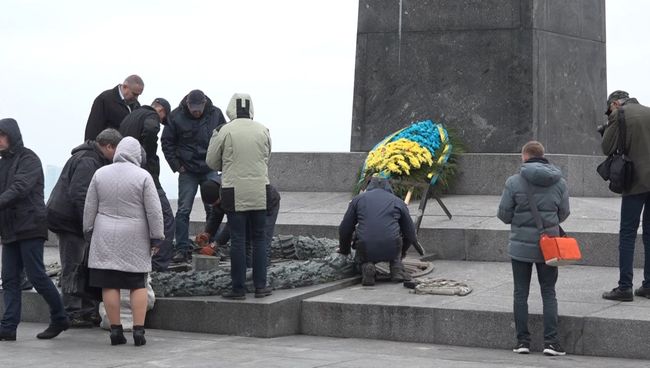 Рабочие ломами сбивали цемент с оскверненного Вечного огня в Киеве Рабочие ломами сбивали цемент с оскверненного Вечного огня в Киеве