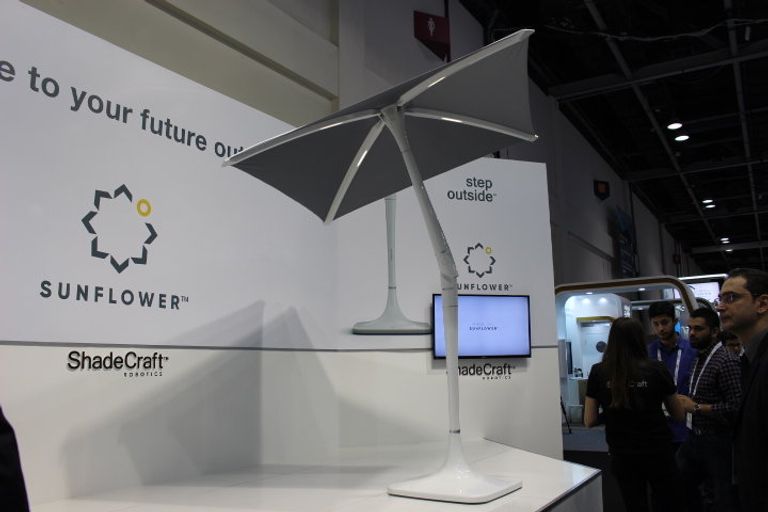 Умный цветок на выставке GITEX 2017 в Дубае Умный цветок на выставке GITEX 2017 в Дубае