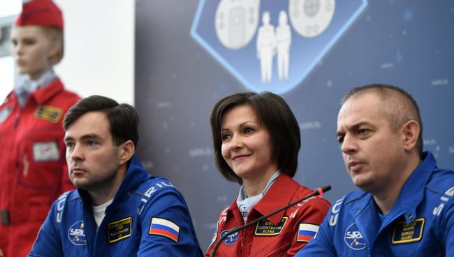 Участники эксперимента Илья Рукавишников, Елена Лучицкая и Марк Серов во время пресс-конференции по наземному моделированию полета к Луне SIRIUS-17 в Москве. 7 ноября 2017 Участники эксперимента Илья Рукавишников, Елена Лучицкая и Марк Серов во время пресс-конференции по наземному моделированию полета к Луне SIRIUS-17 в Москве. 7 ноября 2017