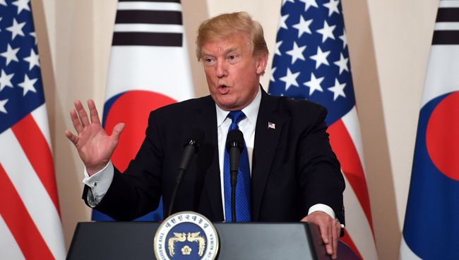 Президент США Дональд Трамп во время совместной пресс-конференции с президентом Южной Кореи Мун Чжэ Ином в Сеуле. 7 ноября 2017 Президент США Дональд Трамп во время совместной пресс-конференции с президентом Южной Кореи Мун Чжэ Ином в Сеуле. 7 ноября 2017