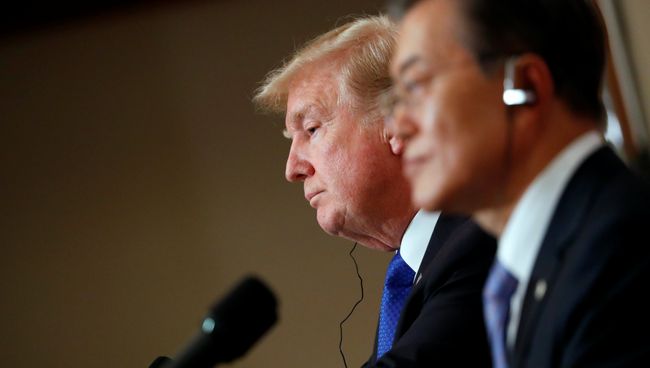 Президент США Дональд Трамп и президент Южной Кореи Мун Чжэ Ин во время совместной пресс-конференции в Сеуле. 7 ноября 2017 Президент США Дональд Трамп и президент Южной Кореи Мун Чжэ Ин во время совместной пресс-конференции в Сеуле. 7 ноября 2017