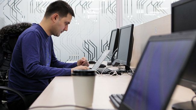 Мужчина работает за компьютером. Архивное фото Мужчина работает за компьютером. Архивное фото