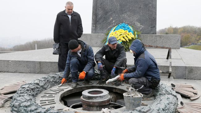 Рабочие восстанавливают оскверненный Вечный огнь в Киеве. 7 ноября 2017 Рабочие восстанавливают оскверненный Вечный огнь в Киеве. 7 ноября 2017