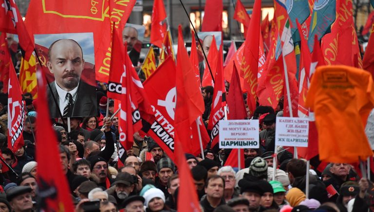 Участники митинга и шествия КПРФ в Москве, посвященного 100-летию Великой Октябрьской социалистической революции Участники митинга и шествия КПРФ в Москве, посвященного 100-летию Великой Октябрьской социалистической революции