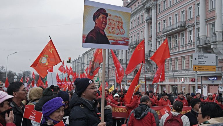 Прибывшие из Китая участники акции КПРФ в Москве, посвященной 100-летию Великой Октябрьской социалистической революции Прибывшие из Китая участники акции КПРФ в Москве, посвященной 100-летию Великой Октябрьской социалистической революции