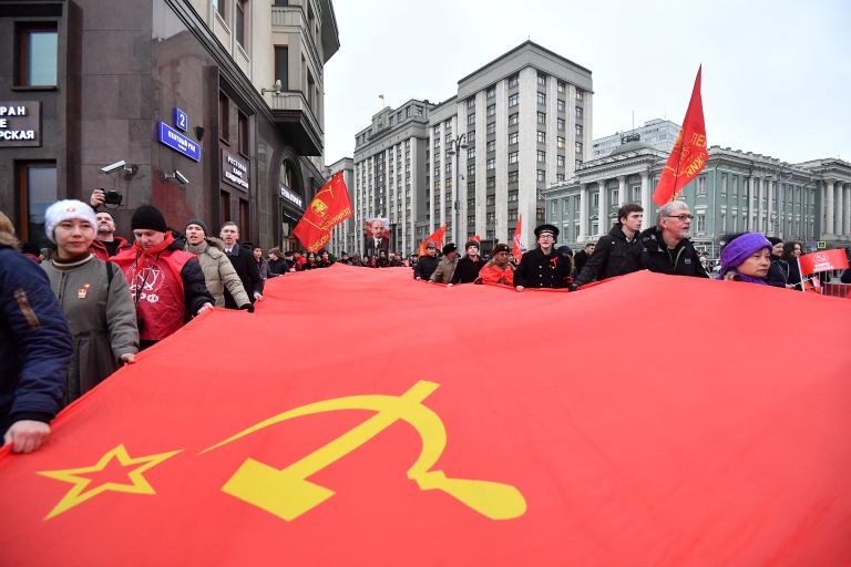 Участники митинга и шествия КПРФ в Москве, посвященного 100-летию Великой Октябрьской социалистической революции