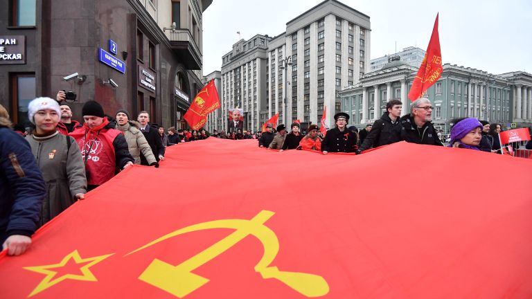 Участники митинга и шествия КПРФ в Москве, посвященного 100-летию Великой Октябрьской социалистической революции Участники митинга и шествия КПРФ в Москве, посвященного 100-летию Великой Октябрьской социалистической революции