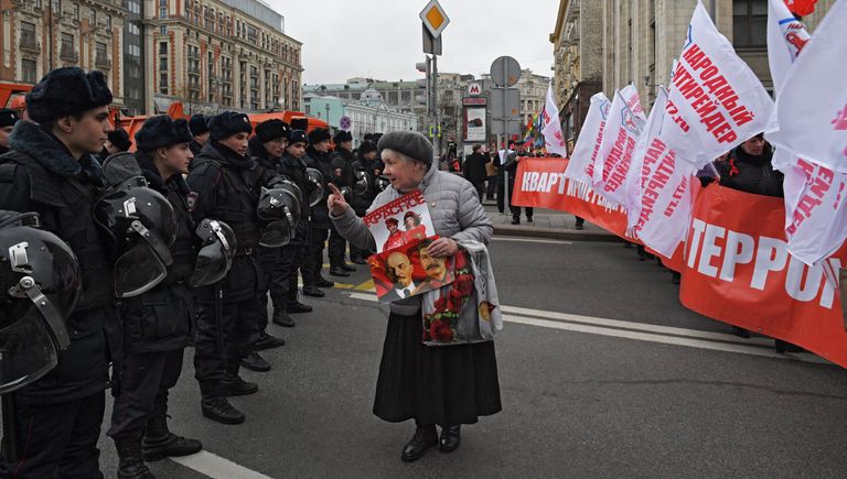 Женщина на акции КПРФ, посвященной 100-летию Великой Октябрьской социалистической революции, в Москве Женщина на акции КПРФ, посвященной 100-летию Великой Октябрьской социалистической революции, в Москве