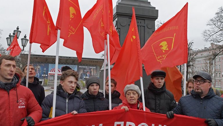 Участники акции КПРФ в Москве, посвященной 100-летию Великой Октябрьской социалистической революции Участники акции КПРФ в Москве, посвященной 100-летию Великой Октябрьской социалистической революции