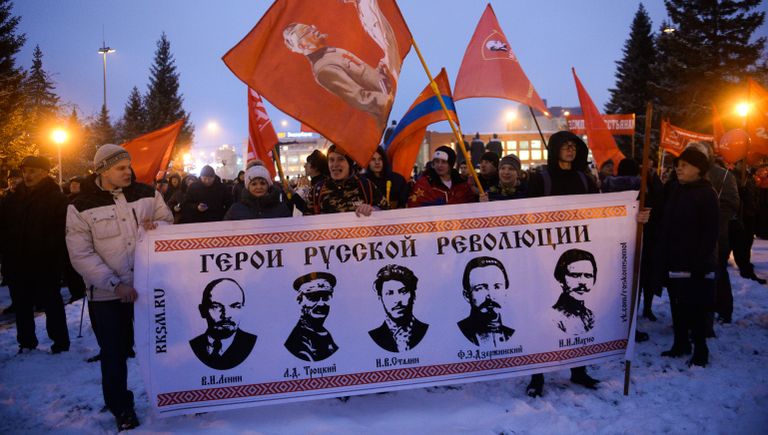 Участники празднования 100-летия Октябрьской социалистической революции во время митинга на площади Ленина в Новосибирске Участники празднования 100-летия Октябрьской социалистической революции во время митинга на площади Ленина в Новосибирске