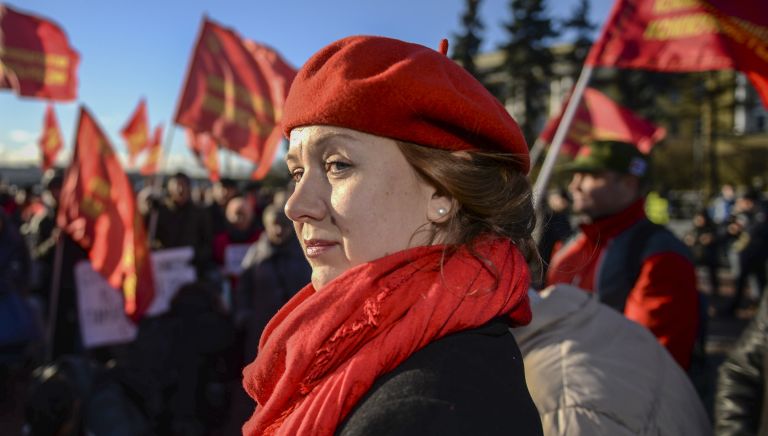 Участница митинга, организованного петербургским отделением Коммунистической партии Коммунисты России, в честь 100-летия Великой Октябрьской социалистической революции у Финляндского вокзала в Санкт-Петербурге Участница митинга, организованного петербургским отделением Коммунистической партии Коммунисты России, в честь 100-летия Великой Октябрьской социалистической революции у Финляндского вокзала в Санкт-Петербурге