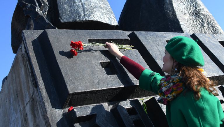 Комсомольцы Читы возлагают цветы к памятнику Борцам революции во время праздничных мероприятий, посвященных 100-летию Великой Октябрьской социалистической революции Комсомольцы Читы возлагают цветы к памятнику Борцам революции во время праздничных мероприятий, посвященных 100-летию Великой Октябрьской социалистической революции