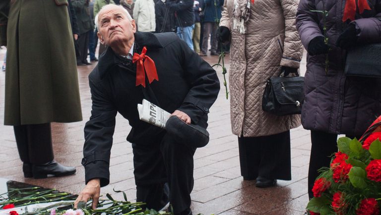 Церемония возложения цветов к памятнику В. И. Ленина в честь празднования 100-летия Великой Октябрьской социалистической революции в Минске Церемония возложения цветов к памятнику В. И. Ленина в честь празднования 100-летия Великой Октябрьской социалистической революции в Минске