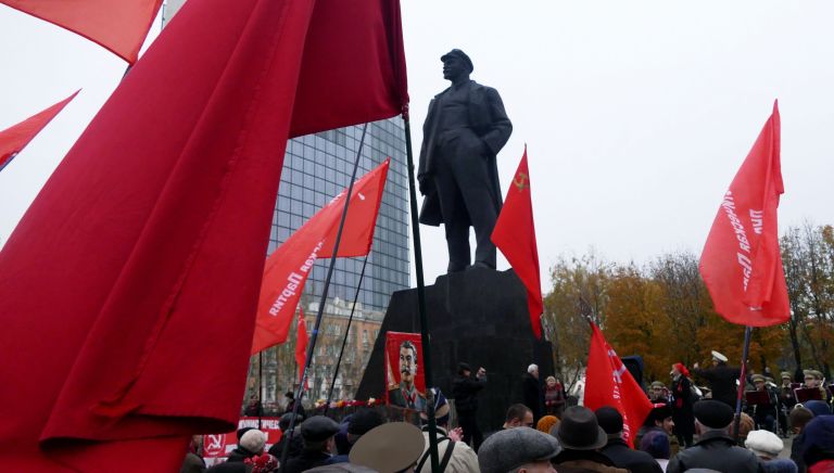 Участники демонстрации в честь 100-летия Великой Октябрьской социалистической революции в Донецке Участники демонстрации в честь 100-летия Великой Октябрьской социалистической революции в Донецке