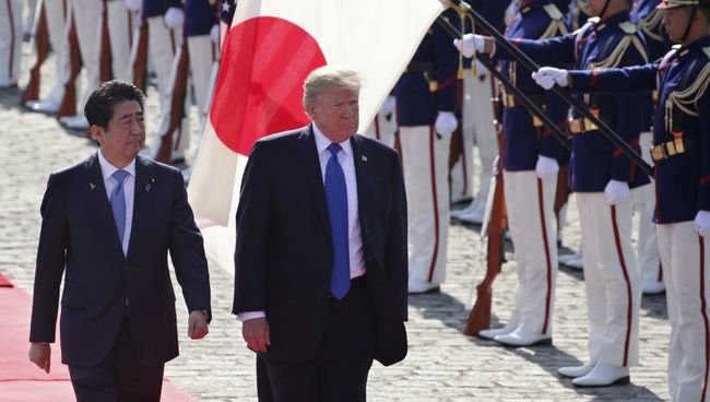 Президент США Дональд Трамп и премьер-министр Японии Синдзо Абэ в Токио, Япония. 6 ноября 2017 Президент США Дональд Трамп и премьер-министр Японии Синдзо Абэ в Токио, Япония. 6 ноября 2017