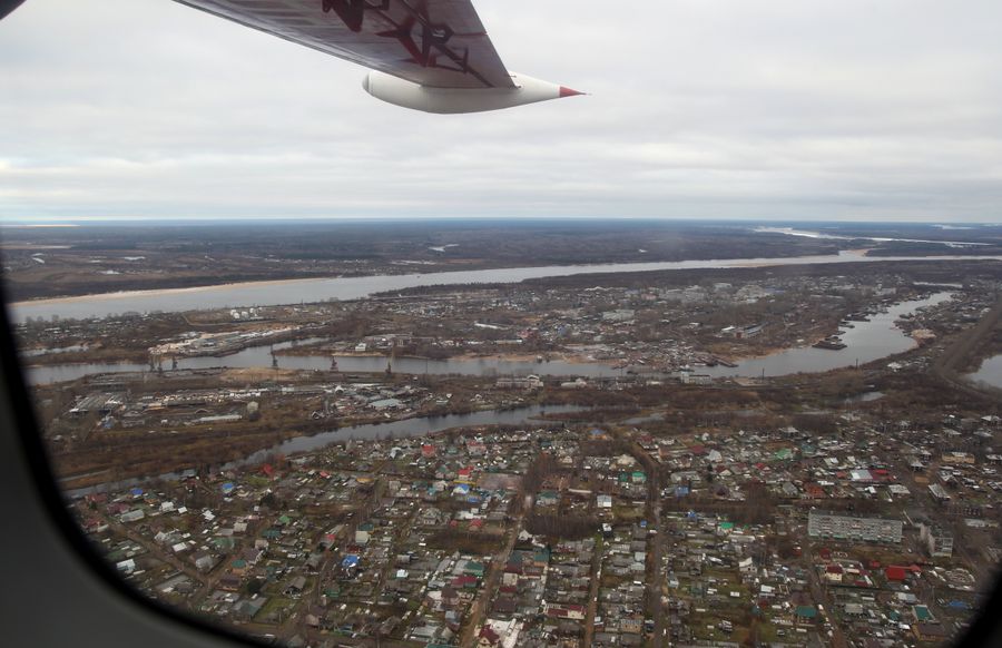Вид из иллюминатора самолета Л-410 на город Котлас Вид из иллюминатора самолета Л-410 на город Котлас