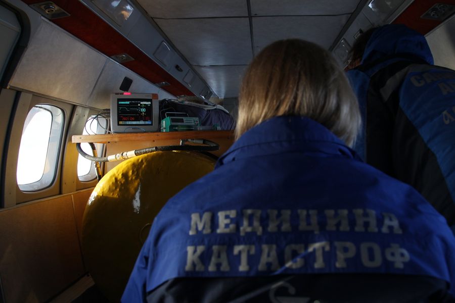 Бригада санитарной авиации во время полета Бригада санитарной авиации во время полета