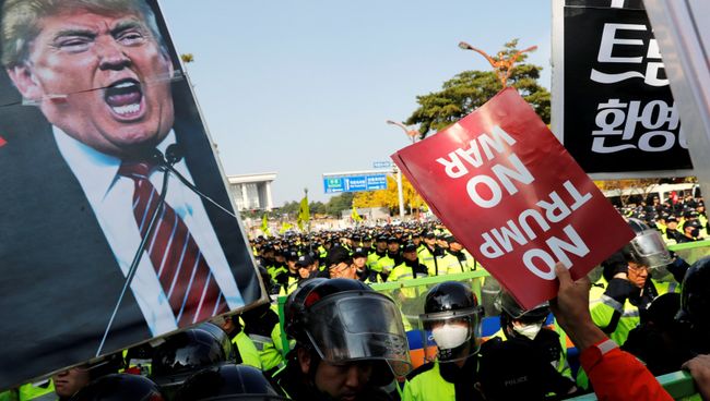 Митинг во время выступления президента США Дональда Трампа в Сеуле. 8 ноября 2017 Митинг во время выступления президента США Дональда Трампа в Сеуле. 8 ноября 2017