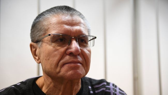 Экс-министр экономического развития Алексей Улюкаев на заседании Замоскворецкого суда, где продолжаются слушания по его делу. Архивное фото. 8 ноября 2017 Экс-министр экономического развития Алексей Улюкаев на заседании Замоскворецкого суда, где продолжаются слушания по его делу. Архивное фото. 8 ноября 2017
