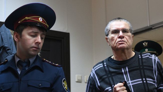Экс-министр экономического развития Алексей Улюкаев в здании Замоскворецкого суда, где продолжаются слушания по его делу. 8 ноября 2017 Экс-министр экономического развития Алексей Улюкаев в здании Замоскворецкого суда, где продолжаются слушания по его делу. 8 ноября 2017