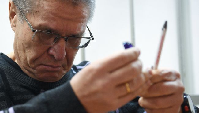 Экс-министр экономического развития Алексей Улюкаев в здании Замоскворецкого суда, где продолжаются слушания по его делу. 8 ноября 2017 Экс-министр экономического развития Алексей Улюкаев в здании Замоскворецкого суда, где продолжаются слушания по его делу. 8 ноября 2017