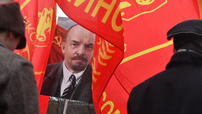 Участники митинга и шествия КПРФ в Москве, посвященного 100-летию Великой Октябрьской социалистической революции Участники митинга и шествия КПРФ в Москве, посвященного 100-летию Великой Октябрьской социалистической революции