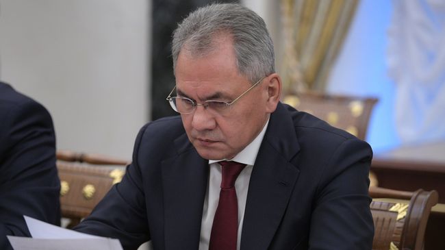 Министр обороны РФ Сергей Шойгу перед началом совещания президента РФ Владимира Путина с постоянными членами Совета безопасности РФ. 8 ноября 2017 Министр обороны РФ Сергей Шойгу перед началом совещания президента РФ Владимира Путина с постоянными членами Совета безопасности РФ. 8 ноября 2017