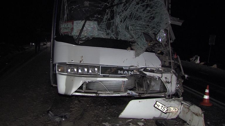 Автобус с детьми врезался в грузовик под Ярославлем. Кадры с места ЧП