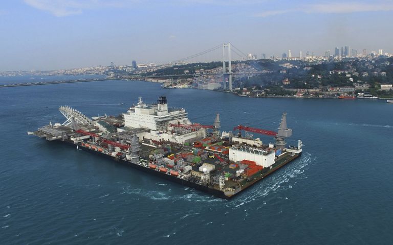 Судно Pioneering Spirit пересекает пролив Босфор в Стамбуле. 31 мая 2017 года