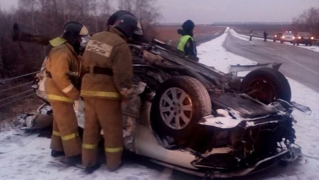 Сотрудники МЧС на месте ДТП с участием автомобиля Toyota в Алтайском крае. 8 ноября 2017 Сотрудники МЧС на месте ДТП с участием автомобиля Toyota в Алтайском крае. 8 ноября 2017