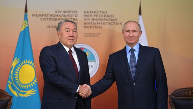 Президент РФ Владимир Путин и президент Казахстана Нурсултан Назарбаев (слева) во время двусторонней встречи в Челябинске. 9 ноября 2017 Президент РФ Владимир Путин и президент Казахстана Нурсултан Назарбаев (слева) во время двусторонней встречи в Челябинске. 9 ноября 2017