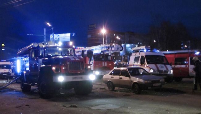 Пожарные автомашины у обрушившегося жилого панельного дома №26 по Удмуртской улице в Ижевске. 9 ноября 2017 Пожарные автомашины у обрушившегося жилого панельного дома №26 по Удмуртской улице в Ижевске. 9 ноября 2017