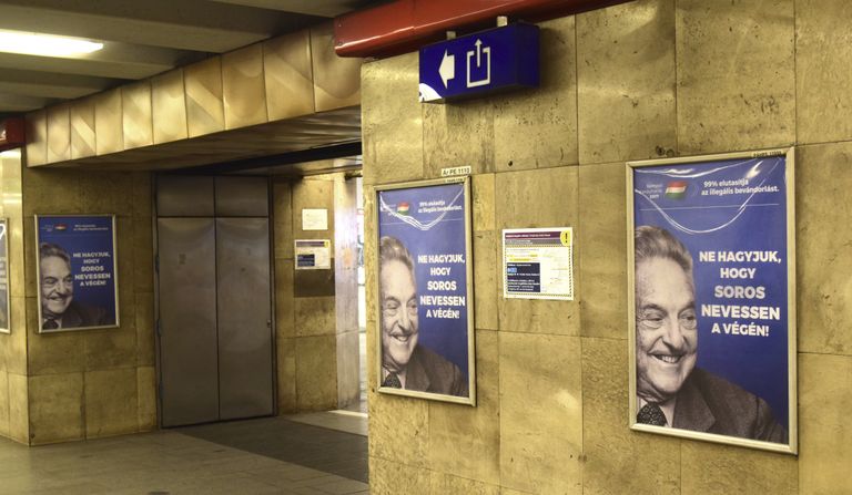 Плакаты с изображением Джорджа Сороса в метро Будапешта 