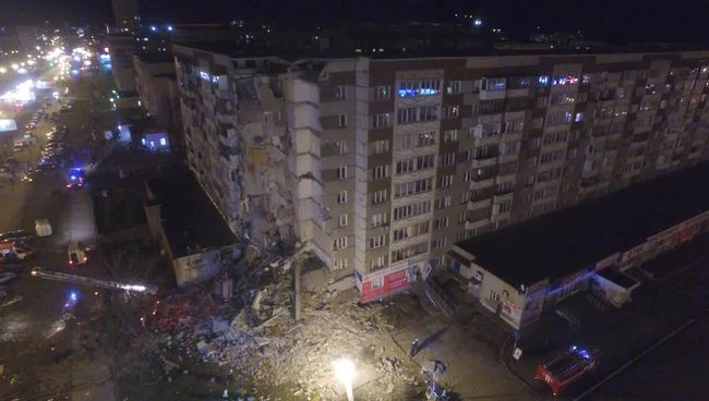 Момент взрыва и последствия обрушения жилого дома в Ижевске Момент взрыва и последствия обрушения жилого дома в Ижевске