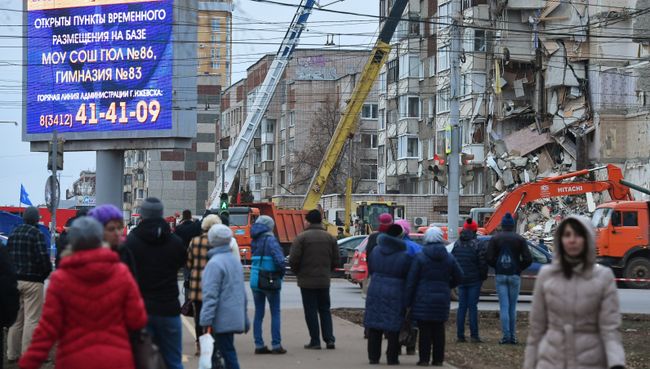 Прохожие наблюдают за ходом работ служб МЧС РФ по расчистке завалов частично обрушившегося жилого панельного дома на Удмуртской улице в Ижевске. 10 ноября 2017 Прохожие наблюдают за ходом работ служб МЧС РФ по расчистке завалов частично обрушившегося жилого панельного дома на Удмуртской улице в Ижевске. 10 ноября 2017