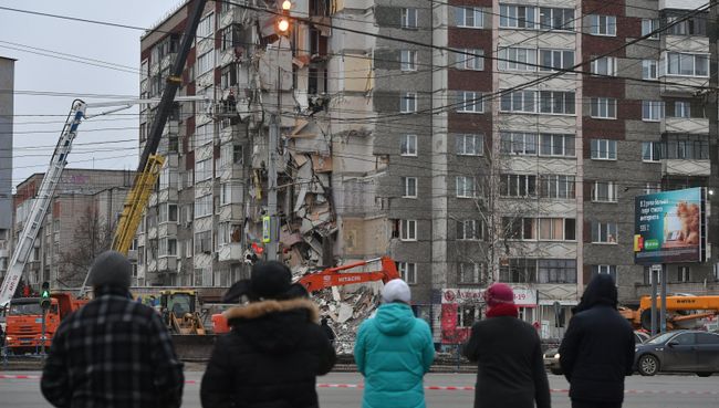 Прохожие наблюдают за ходом работ служб МЧС РФ по расчистке завалов частично обрушившегося жилого панельного дома на Удмуртской улице в Ижевске. 10 ноября 2017 Прохожие наблюдают за ходом работ служб МЧС РФ по расчистке завалов частично обрушившегося жилого панельного дома на Удмуртской улице в Ижевске. 10 ноября 2017