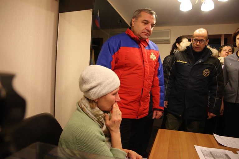  Глава МЧС РФ Владимир Пучков и глава Удмуртии Александр Бречалов в пункте временного размещения в Ижевске. 10 ноября 2017