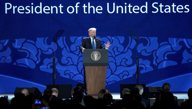 Дональд Трамп выступает на саммите глав АТЭС в Дананге, Вьетнам. 10 ноября 2017 Дональд Трамп выступает на саммите глав АТЭС в Дананге, Вьетнам. 10 ноября 2017