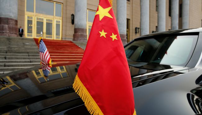 Флаги Китая и США во время визита Дональда Трампа в КНР. 9 ноября 2017 Флаги Китая и США во время визита Дональда Трампа в КНР. 9 ноября 2017