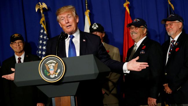 Президент США Дональд Трамп во время выступления в Дананге, Вьетнам Президент США Дональд Трамп во время выступления в Дананге, Вьетнам